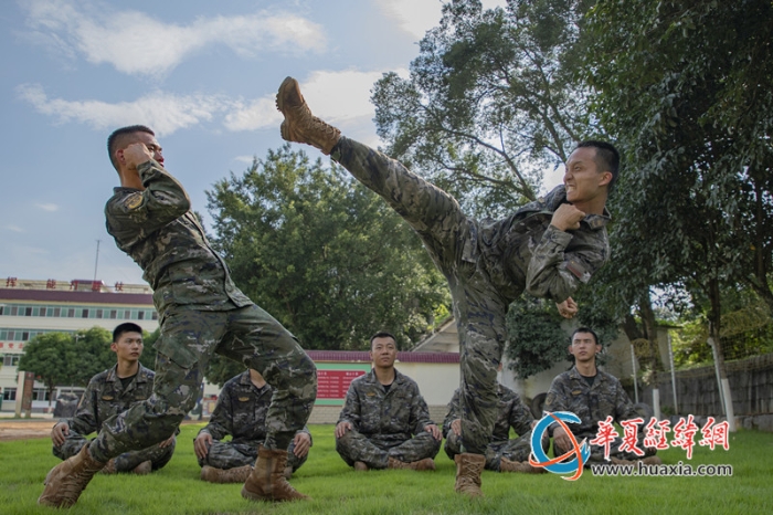 7、武警官兵在进行擒敌对抗训练。赵天钰摄_副本