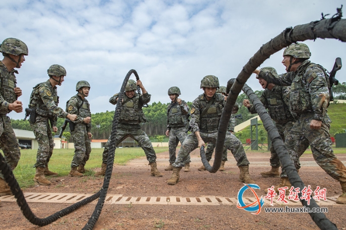 9、武警官兵在进行体能比拼。余海洋摄_副本