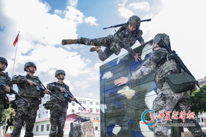 8、武警官兵在进行翻越高板训练。赵天钰摄_副本