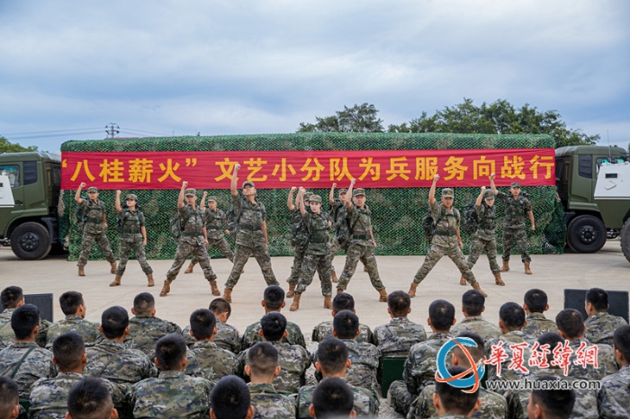 1、2025年10月21日，文化服务小分队在基层一线表演。刘坚 摄_副本