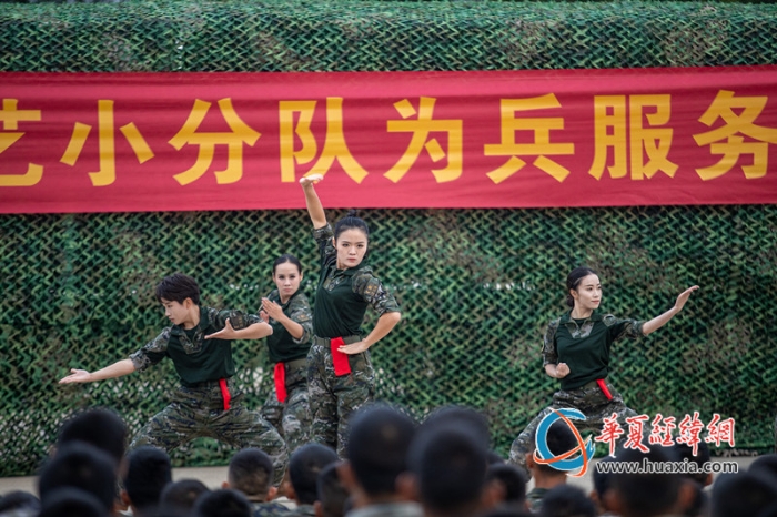 3、2025年10月21日，文化服务小分队表演舞蹈。刘坚 摄_副本