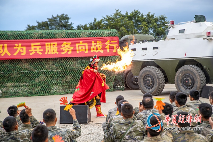 5、2025年10月21日，文化服务小分队表演川剧变脸。刘坚 摄_副本