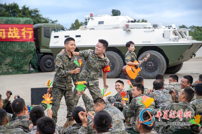 6、2025年10月21日，文化服务小分队与官兵互动。唐永祺 摄_副本