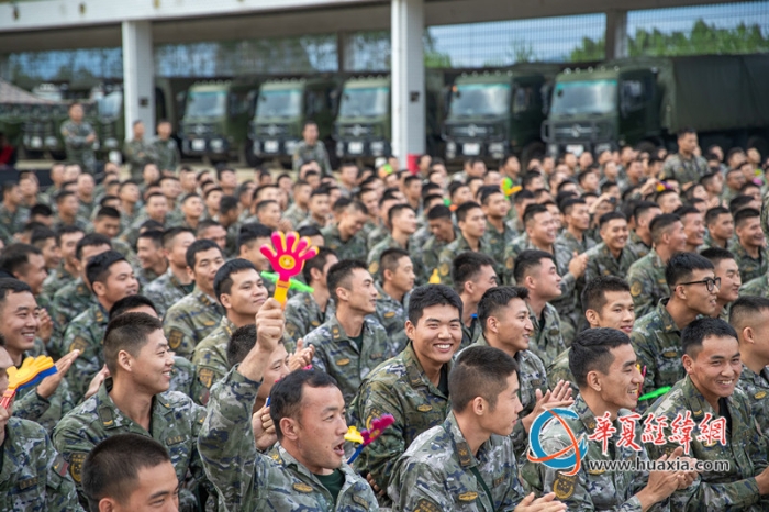 7、2025年10月21日，基层一线官兵与文化服务小分队互动。刘坚 摄_副本