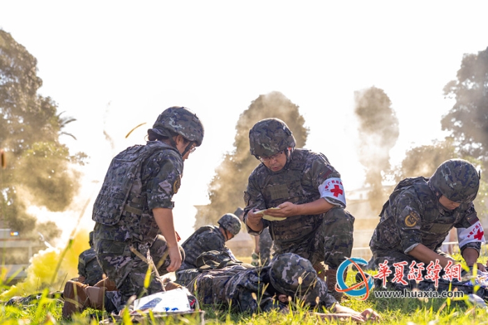 1、2025年10月20日，武警官兵们在进行战场急救训练。_副本