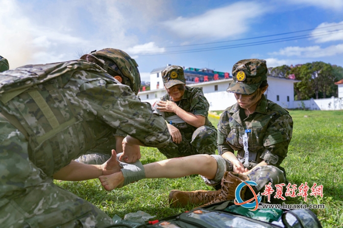 2、2025年10月20日，武警官兵们在进行战场急救训练。_副本