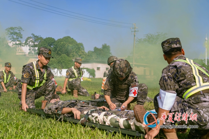 3、2025年10月20日，武警官兵们在进行战场急救训练。_副本