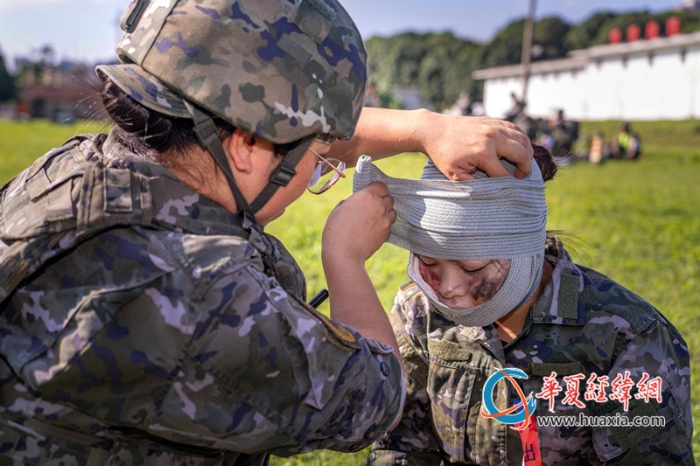 4、2025年10月20日，武警官兵们在进行自救互救技术训练。_副本