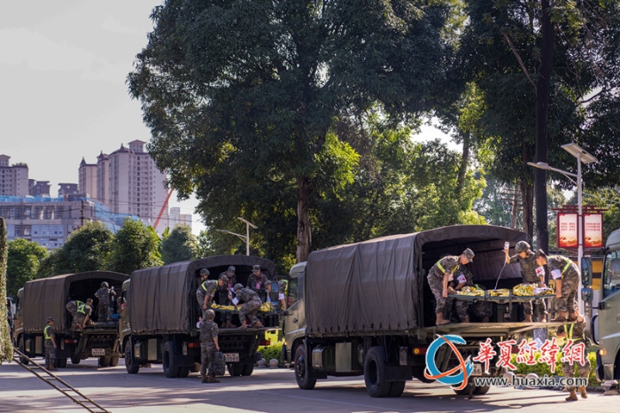 5、2025年10月20日，武警官兵们利用车辆运送伤员。_副本