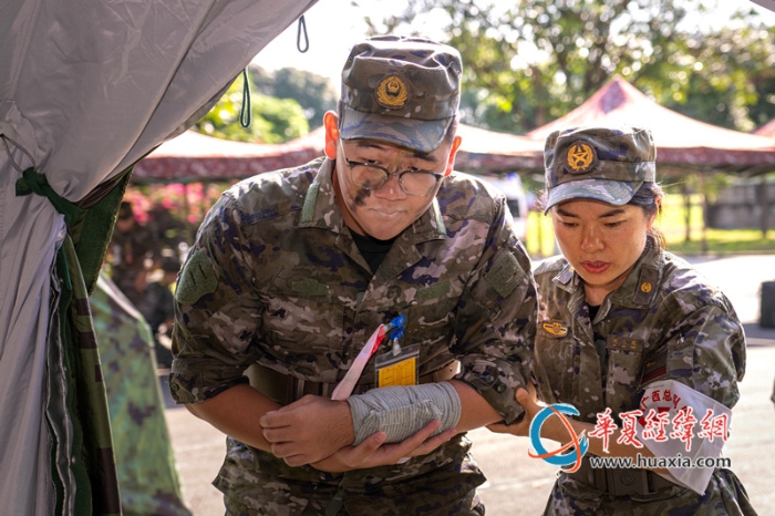 6、2025年10月20日，武警官兵们将伤员转移至紧急救治区。_副本