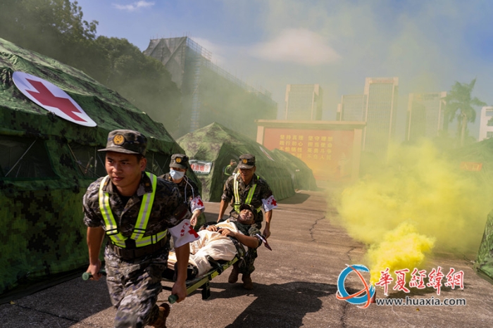 7、2025年10月20日，武警官兵们在“紧急情况”转移伤员。_副本