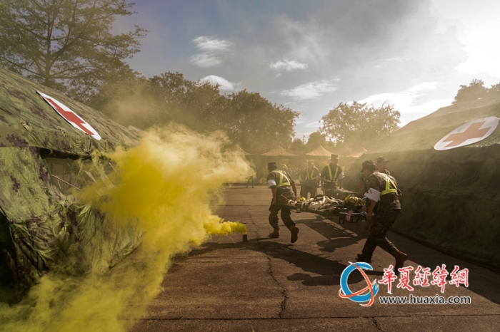 8、2025年10月20日，武警官兵们在“紧急情况”转移伤员。_副本