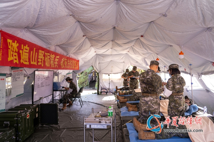 9、2025年10月20日，武警官兵们正在救治伤员。_副本