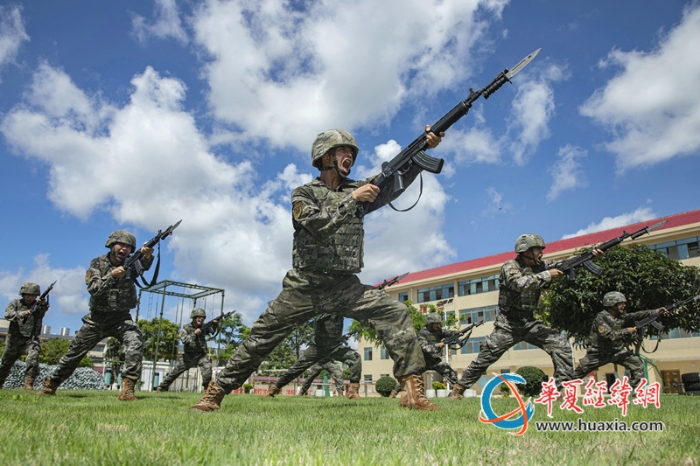 1、2025年10月23日，武警官兵在进行刺杀训练。_副本