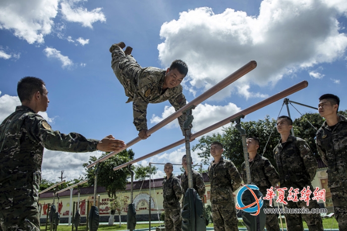 2、2025年10月23日，武警官兵在进行器械训练。_副本