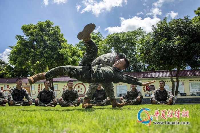 3、2025年10月23日，武警官兵在进行擒敌对抗训练。_副本
