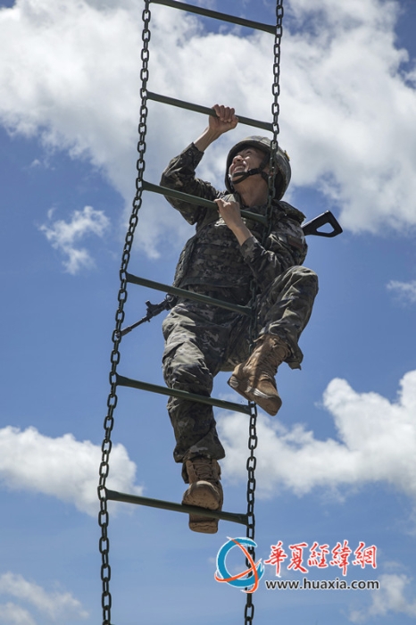 6、2025年10月23日，武警官兵在进行攀爬软梯训练。_副本