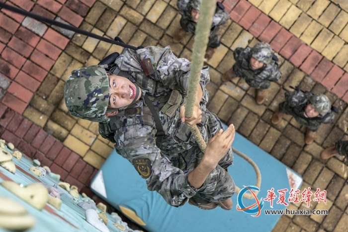 7、2025年10月23日，武警官兵在进行抓绳攀登训练。_副本