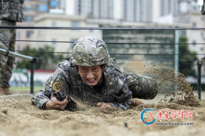 8、2025年10月23日，武警官兵在进行通过地桩网训练。_副本