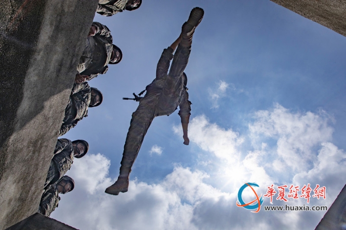 9、2025年10月23日，武警官兵在进行跨越壕沟障碍训练。_副本