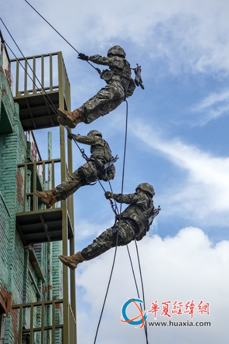 10、2025年10月23日，武警官兵在进行下滑训练。_副本