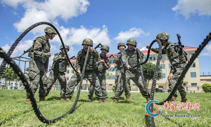 11、2025年10月23日，武警官兵在进行体能比拼。_副本