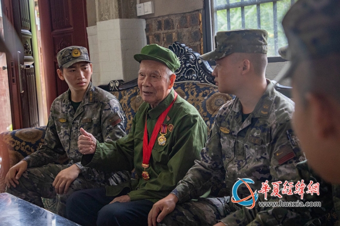 1.图为老兵为官兵讲解战斗细节。赵天钰摄_副本