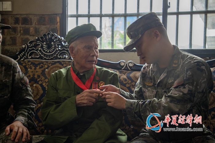 2.图为老兵向官兵讲解军功章来历。赵天钰摄_副本