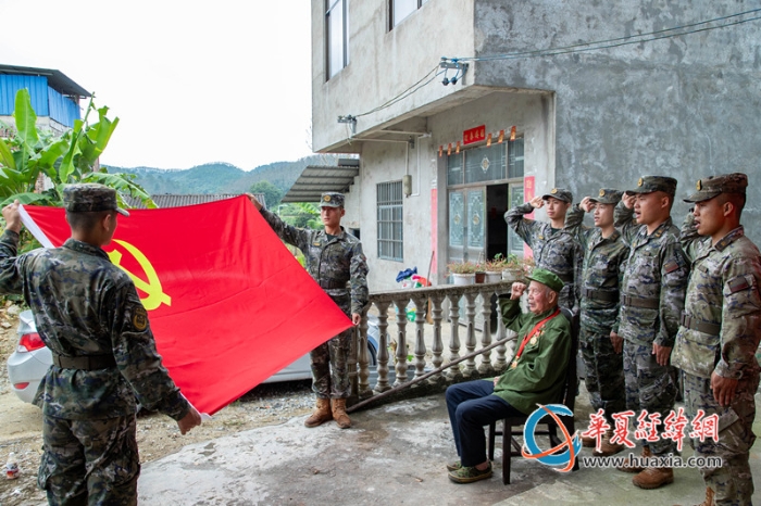 4.图为老兵与官兵重温入党誓词。赵天钰摄_副本