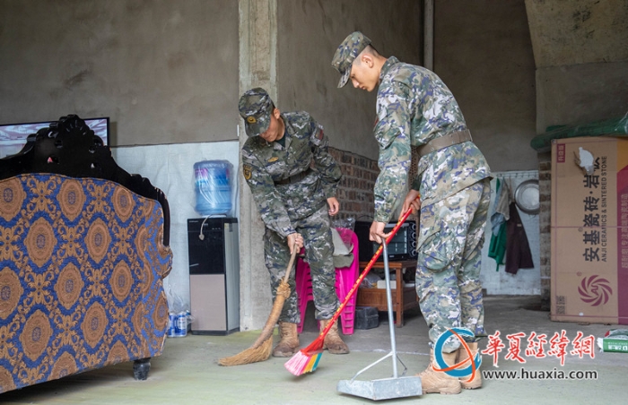 5.图为官兵为老兵清扫房间卫生。王斐摄_副本