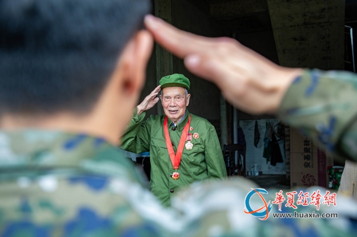 6.图为老兵与官兵敬礼送别。王斐摄_副本