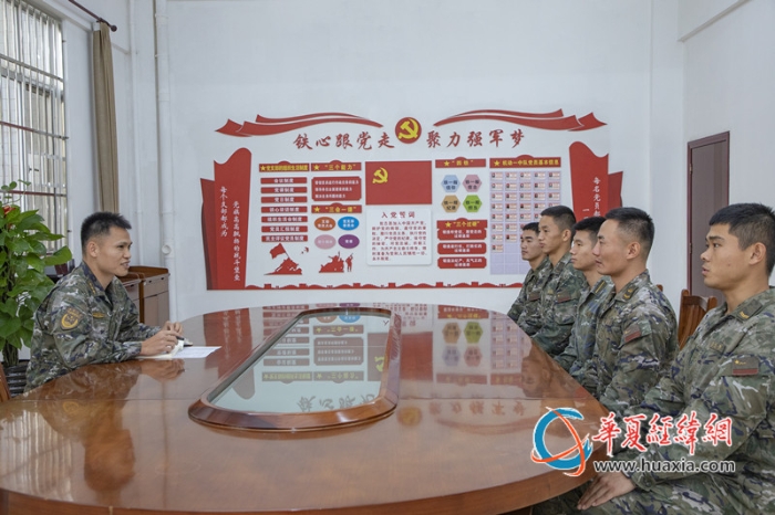 图2：干部组织预备党员学习党的二十届四中全会精神。刘亿 摄_副本