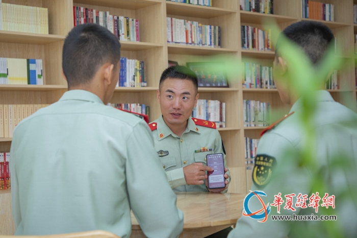 图3：武警官兵利用智能手机载体解读党的二十届四中全会精神。刘亿 摄_副本