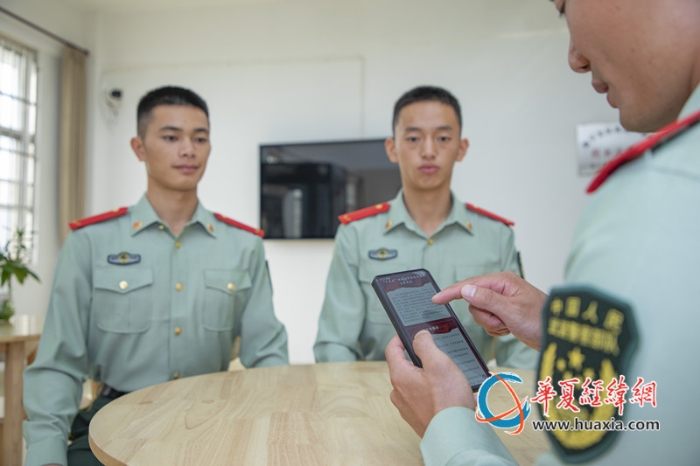 图4：武警官兵认真学习党的二十届四中全会精神。刘亿 摄_副本