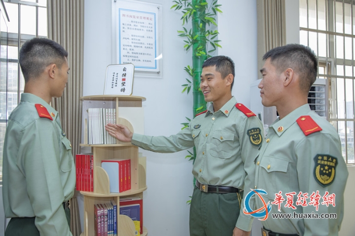 图6：武警官兵把理论学习贯穿日常。刘亿 摄_副本