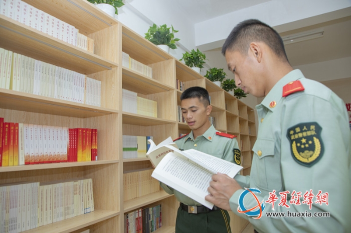 图8：武警官兵梳理党的二十届四中全会精神要义。徐卫荣 摄_副本