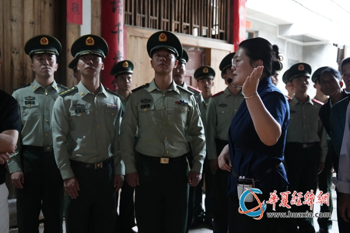 2.参观吴石将军故居。王松青 摄_副本