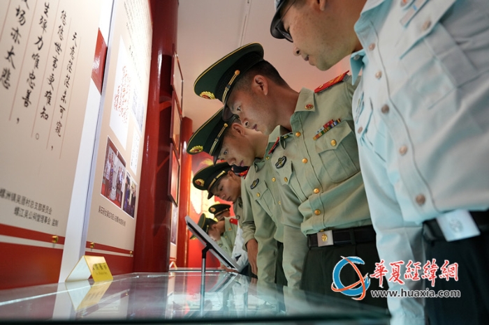 5.认真参观学习。王松青 摄_副本