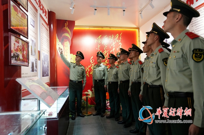 7.参观吴石将军纪念室。王松青 摄_副本