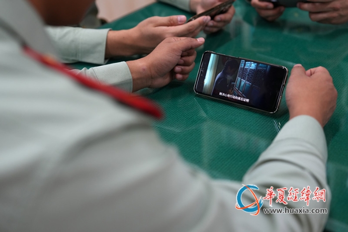 7.观看《沉默的荣耀》。王松青 摄_副本