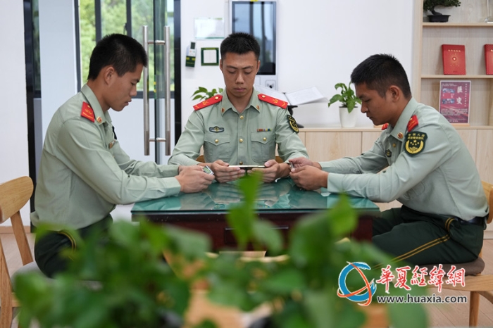 8.观看《沉默的荣耀》。王松青 摄_副本