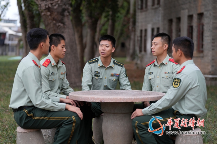 9.组织交流讨论。王松青 摄_副本