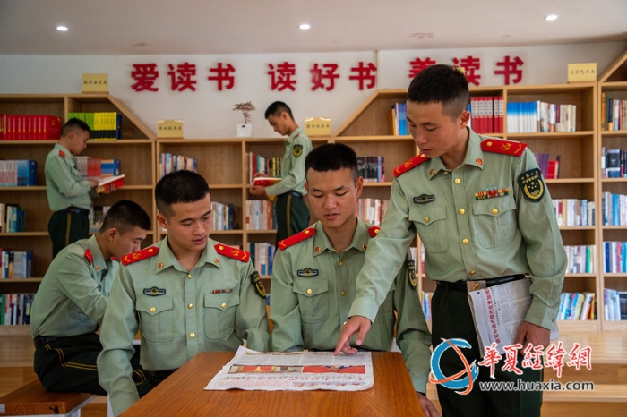 2、图为官兵利用载体学习会议精神。赵天钰摄_副本