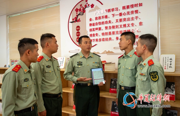 3、图为理论骨干为官兵解读会议要点。王斐摄_副本