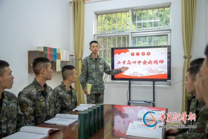4、图为理论骨干为官兵解读要点。赵天钰摄_副本