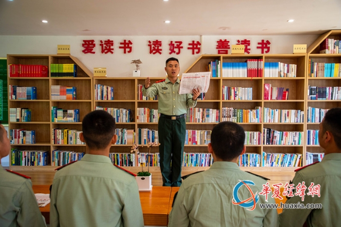 5、图为官兵代表上台分享个人体会。王斐摄_副本