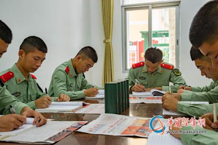 6.图为官兵撰写心得体会。赵天钰摄_副本