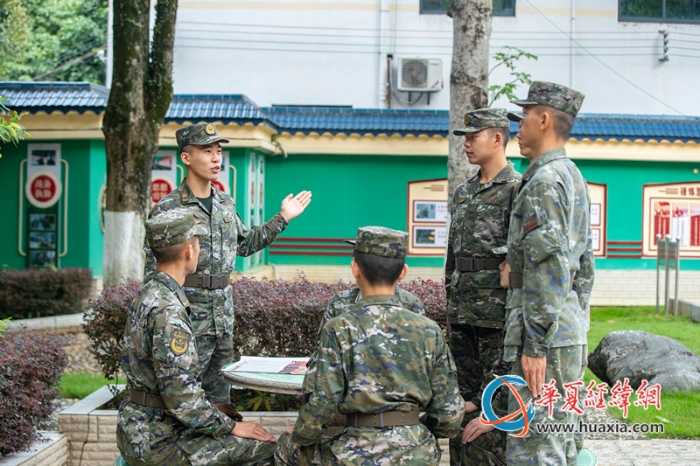 7、图为官兵训练间隙开展讨论。赵天钰摄_副本