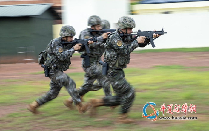 8、图为官兵快速追击。王斐摄_副本