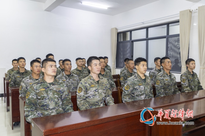 3.官兵们认真学习全会精神。张辰飞 摄_副本